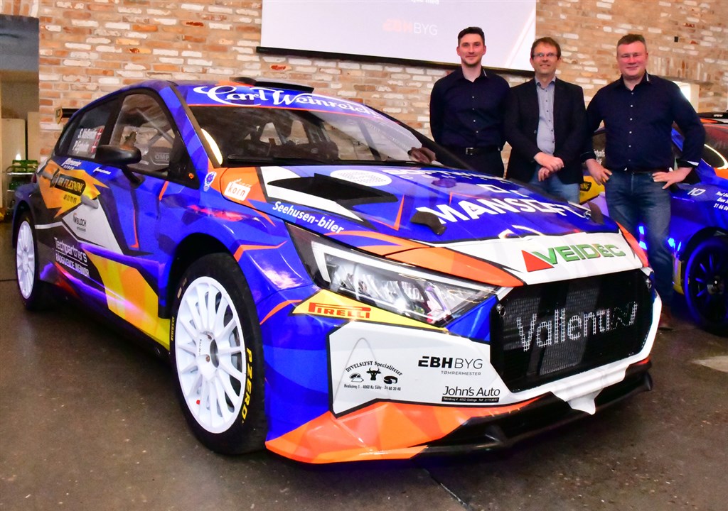 Simon Vallentin og Peter Egholm sammen med Henrik Andersen, Carl Weinreich A/S, som står bag den nye og farverige Hyundai i20 N Rally2 ved præsentationen fredag.
(Foto: Morten Dam, Specialpressen)